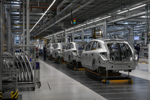 BMW streicht 8.000 Stellen, VW rechnet intern mit weiteren 50.000. Die Autokrise kommt in der Verwaltung an