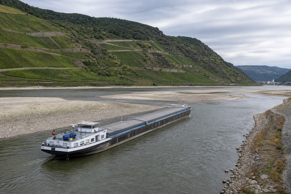 Rhein bei Kaub auf dem Tiefststand von 2018, die Industrie fährt schon auf Sicht
